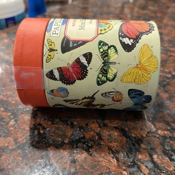 Papillons Butterflies Mini Puzzle 240 pieces -Red and Cream background - Picture 5 of 12